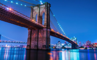 Fototapeta na wymiar beautiful brooklyn bridge at night with reflection in water.
