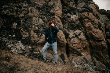 Naklejka premium young woman climbing on a rock