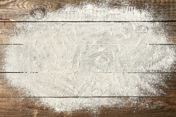 Obraz premium ciasto na chleb ułożone na starych deskach rustykalnych