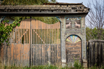typische Eingangstore in Dörfern in Rumänien