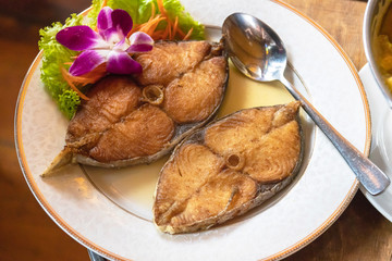 Fried king mackerel with fish sauce.