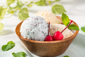 Mint Chocolate Chip, vanilla and caramel ice cream with Cherry - チョコミントとバニラとキャラメルのアイスクリーム