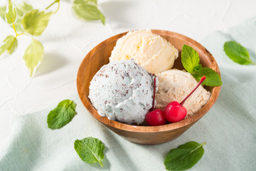Mint Chocolate Chip, vanilla and caramel ice cream with Cherry - チョコミントとバニラとキャラメルのアイスクリーム