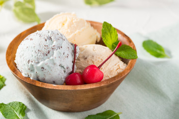 Mint Chocolate Chip, vanilla and caramel ice cream with Cherry - チョコミントとバニラとキャラメルのアイスクリーム