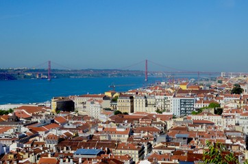 Fototapeta na wymiar Puente en Lisboa