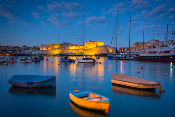 Fototapeta na wymiar Beautiful marina of Birgu town on Malta at dusk
