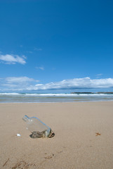 Fototapeta na wymiar きれいな砂浜に流れ着いた空きビン