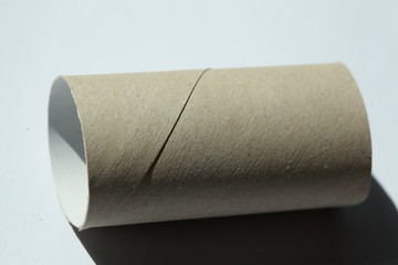 Leere Toilettenpapierrolle, weisser Hintergrund, Deutschland, Europa