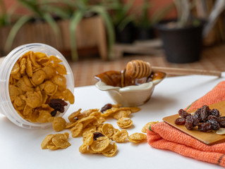 Cornflakes mixed with honey and raisins