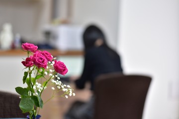 ピンクのバラ　テレワークする女性