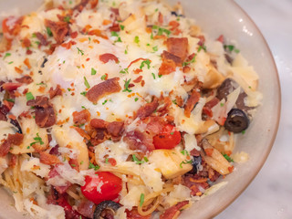 spaghetti carbonara with fried becon and egg