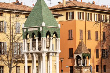 Bologna, two Medieval tombs in Piazza San Domenico. Tomb of glossator Egidio Foscherari and tomb of Rolandino dei Passaggeri. Emilia-Romagna, Italy, Europe © Alberto Masnovo