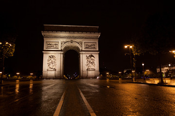 Rue de Paris.  Arc de Triomphe, éclairé, de nuit, sans personnage et sans trafic, pendant le confinement du au Coronavirus