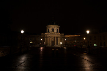 Rue de Paris. Pont des Arts, de nuit, avec l'Institut de France, pendant le confinement du au Coronavirus