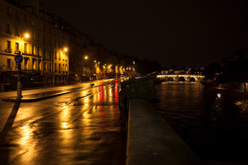 Rue de Paris. Vue du Pont Neuf avec la Seine, la nuit. Quai des Grands Augustins, 75006 Paris, sans personnage et sans traffic, pendant le confinement du au Coronavirus