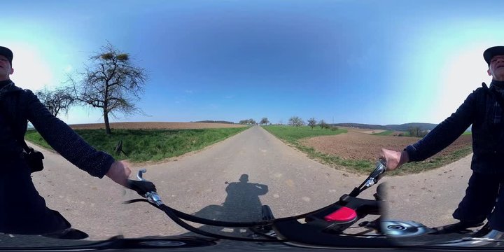 360VR, Senior fährt auf dem Radweg durch Agrarlandschaft, VR360