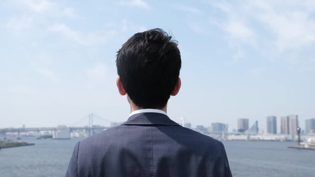 空を見上げる男性