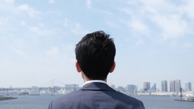 空を見上げる男性