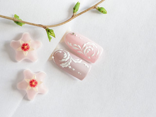 Obraz na płótnie Canvas Spring manicure. Tips with spring flower design on a white background