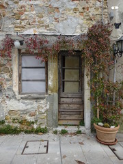 Fototapeta na wymiar Old door in Italy