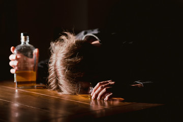 Alkoholiker betrunken mit Kopf auf dem Tisch 