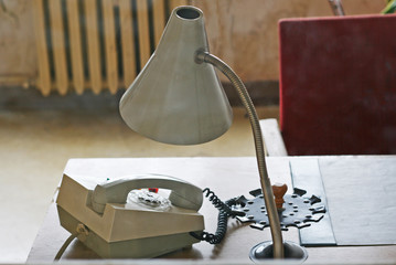 DDR Stasi Büro mit Lampe und Telefon Schreibtisch von früher
