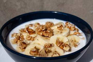 Yogurt with bananas and walnuts