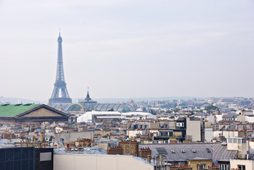 Fototapeta premium Paris über den Dächern, Stadtansicht mit Eiffelturm von oben, Panorama
