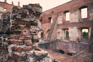Ruiny muru w zamku w Krupem