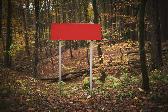 Czerwona tablica w lesie