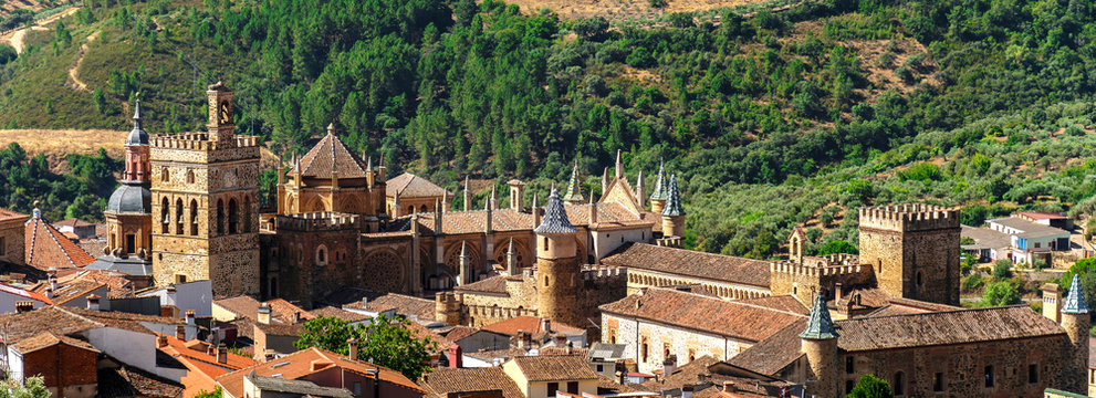 Vista del Real Monasterio de Santa Mar&iacute;a de Guadalupe en C&aacute;ceres, Espa&ntilde;a