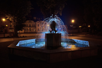 Podświetlana fontanna na rynku w Krasnymstawie - obrazy, fototapety, plakaty