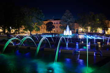 Podświetlana fontanna w Lublinie - obrazy, fototapety, plakaty