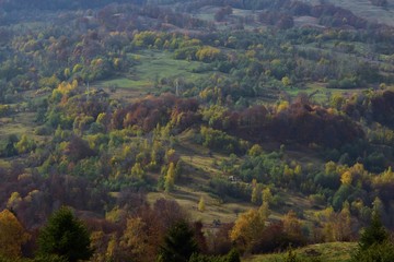 Obraz premium scene seen from above in autumn season from the top of mountain with colored and vibrant trees