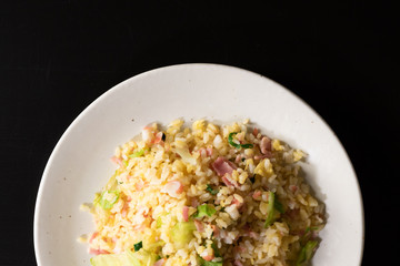 黒バックのチャーハン