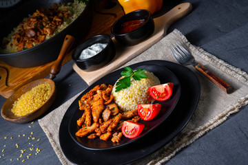bulgur mit gebratenem fleisch und joghurtsoße