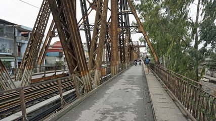 cau long bien bridge in hanoi