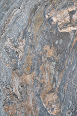 strukturierter, bröckeliger, grauer Fels mit Muster und Mineralienlinien