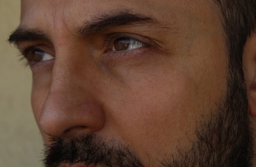 Sguardo intenso di un bel ragazzo - occhi castani