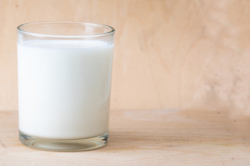 Стакан молока на деревянном фоне