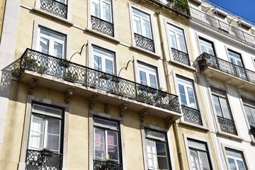Hausfassaden in der Altstadt von Lissabon