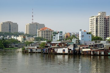 luxury life contra poverty in vietnam