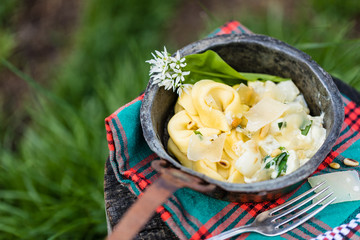 Tortellini mit Mairübchen und Ziegenrahm, Bärlauch und Parmesan