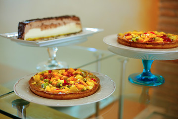 torte e dolci esposti su dei vassoi 