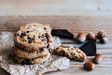 Biscuits cookies aux pépites de chocolat et noisettes empilés
