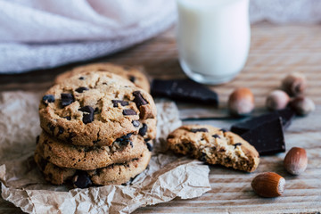 Biscuits aux pépites de chocolat brun et aux noisettes avec un verre de lait frais