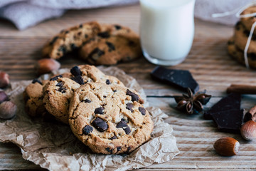 Biscuits aux pépites de chocolat brun et aux noisettes avec un verre de lait frais