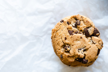 Biscuits cookies aux pépites de chocolat et noisettes empilés