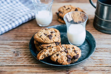 Biscuits aux pépites de chocolat brun et aux noisettes avec un verre de lait frais