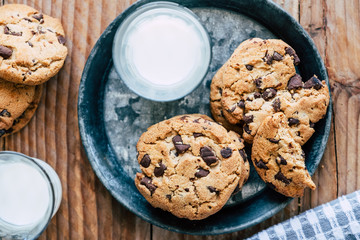 Biscuits aux pépites de chocolat brun et aux noisettes avec un verre de lait frais